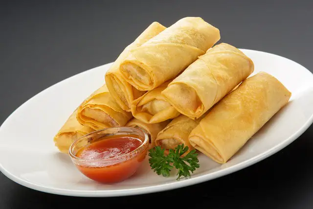 What food is traditionally eaten at Chinese New Year? 3 food 3228057 640