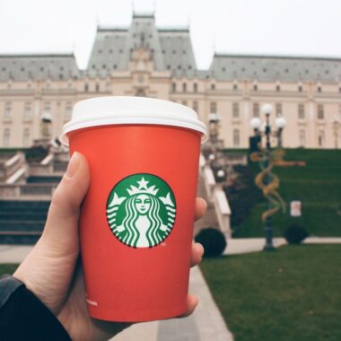 What's Red cup Day at Starbucks? 18 What's Red cup Day at Starbucks?